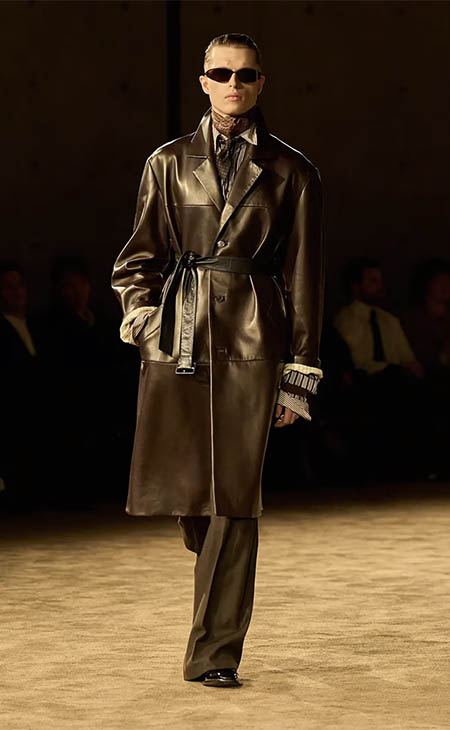 أسبوع باريس للموضة: الانتقال السلس بين ليل خاص ويوم عملي في مجموعة سان لوران